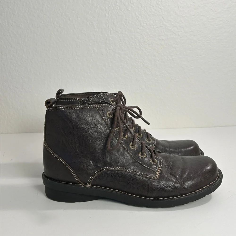 Clark’s Dark Brown Leather Bendables Size 8 **WIDE Lace Up Ankle Boots